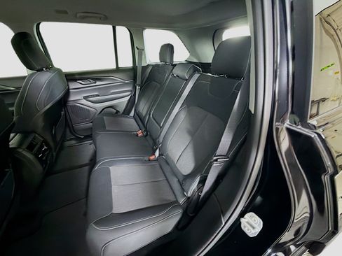 Used 2023 Jeep Grand Cherokee Laredo RWD image 26