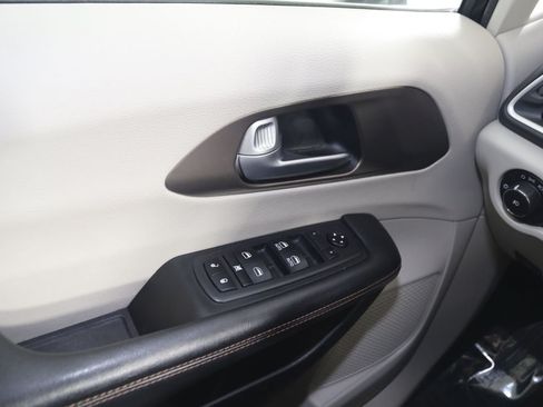 Used 2018 Chrysler Pacifica Touring-L FWD image 28