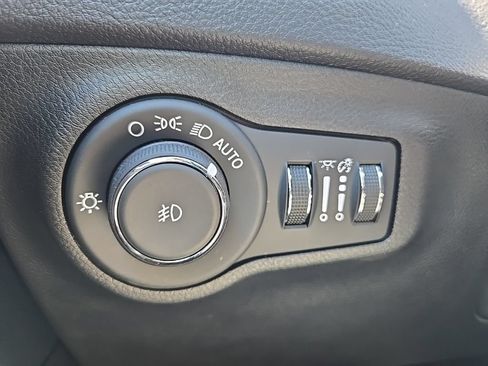 Used 2020 Jeep Compass Latitude w/ Cold Weather Group AWD/4WD image 19
