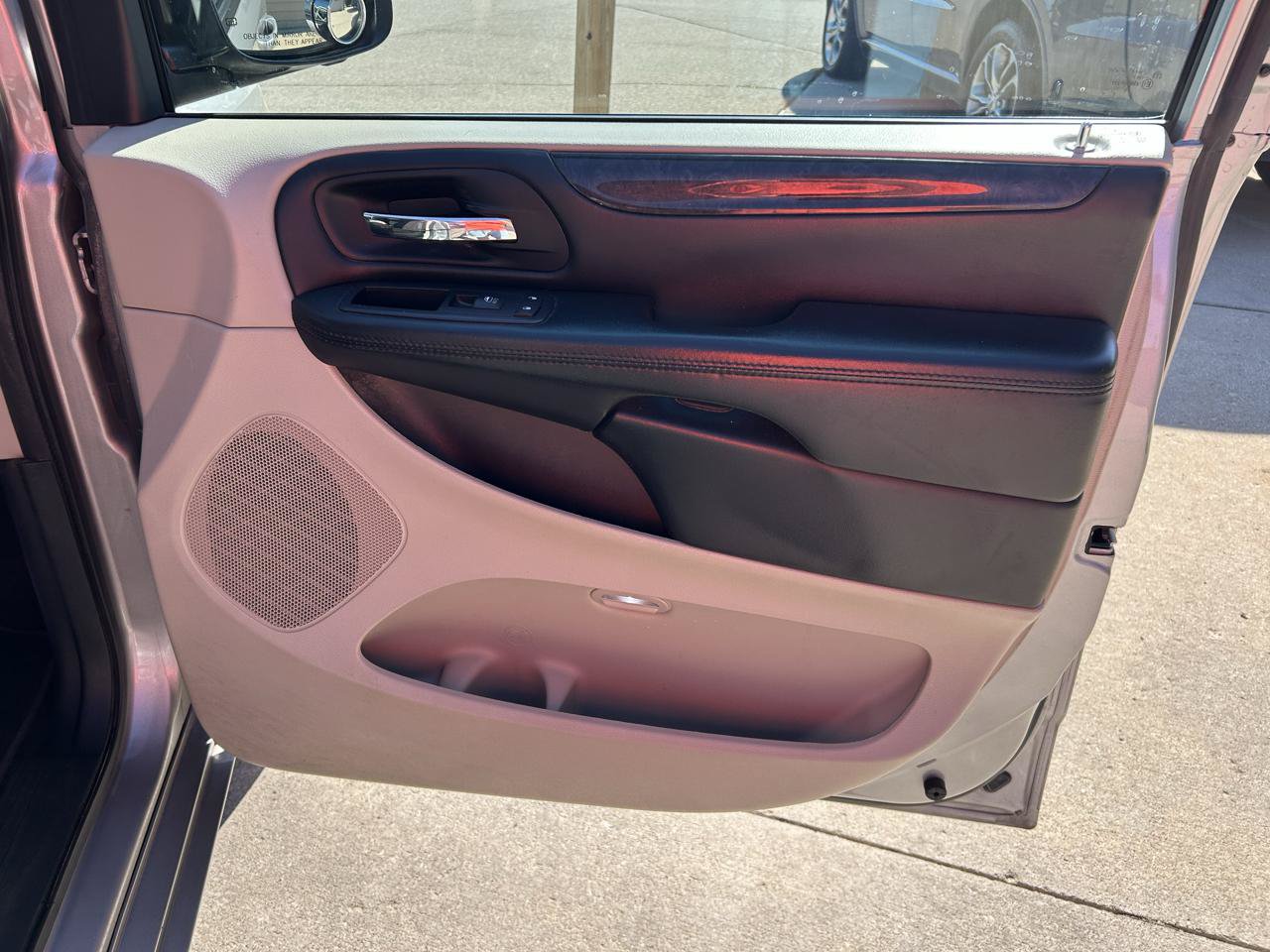 Used 2016 Dodge Grand Caravan SXT w/ Rear Park Assist Package FWD image 14