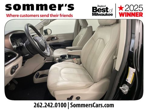 Used 2018 Chrysler Pacifica Touring-L image 9