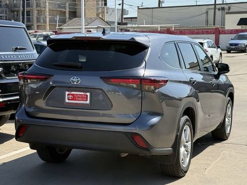 Used 2024 Toyota Highlander LE AWD/4WD image 4
