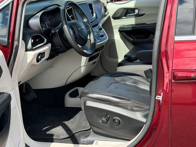 Used 2022 Chrysler Pacifica Touring-L FWD image 12