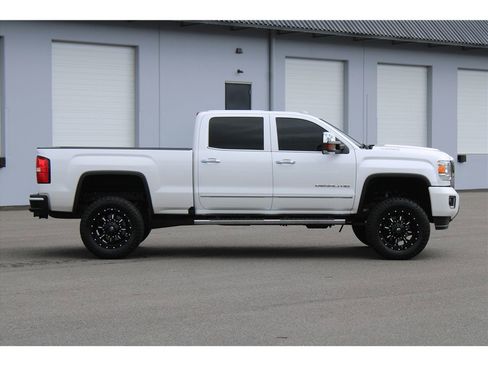 Used 2019 GMC Sierra 3500 Denali w/ Duramax Plus Package AWD/4WD image 4