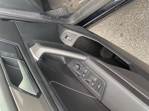 Used 2024 Volkswagen Tiguan SE w/ Panoramic Sunroof Package AWD/4WD image 13