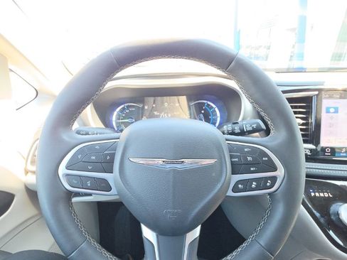 Used 2024 Chrysler Pacifica Limited FWD image 16