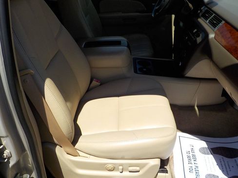 Used 2009 Chevrolet Suburban LT w/ Luxury Package RWD image 28