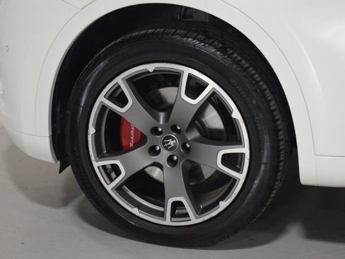 Certified 2023 Maserati Levante GT AWD/4WD image 5