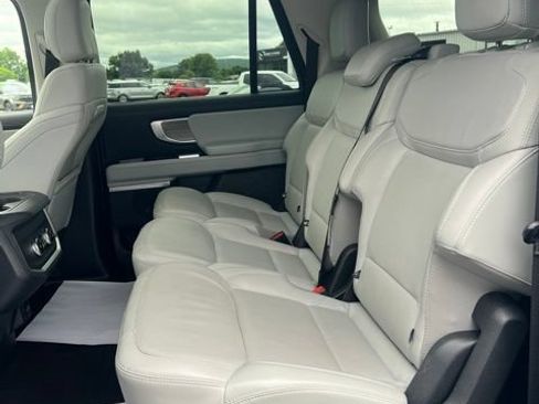 Used 2025 Ford Expedition Max Platinum AWD/4WD image 18