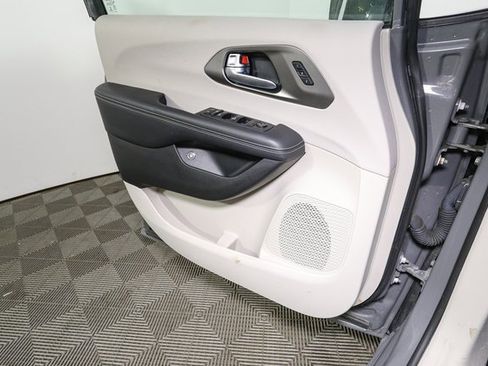 Used 2021 Chrysler Pacifica Touring-L image 40