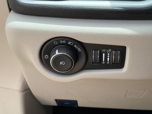 Used 2023 Chrysler Pacifica Touring-L FWD image 17