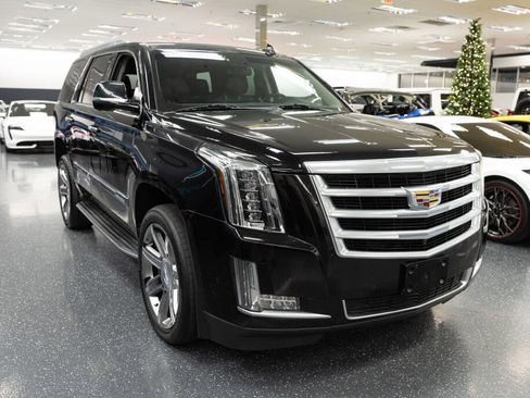 Used 2017 Cadillac Escalade Luxury image 4