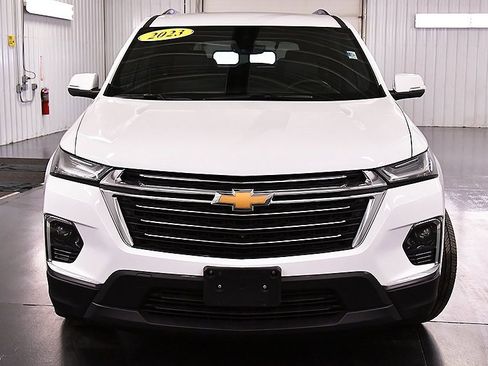 Used 2023 Chevrolet Traverse LT w/ Rear Camera Mirror Package image 2