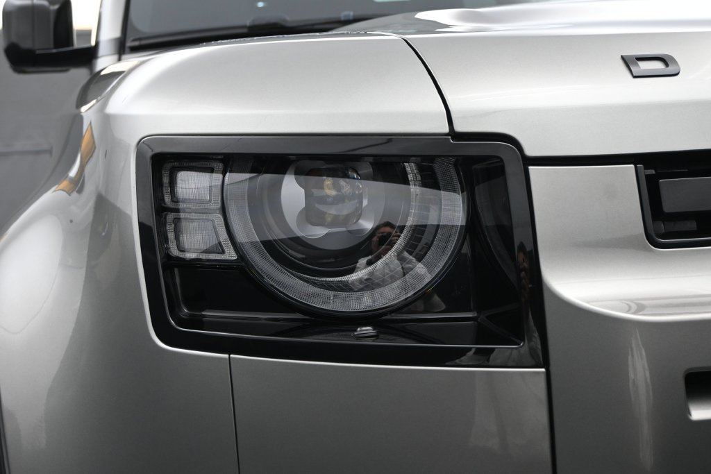 Used 2025 Land Rover Defender 110 S AWD/4WD image 4