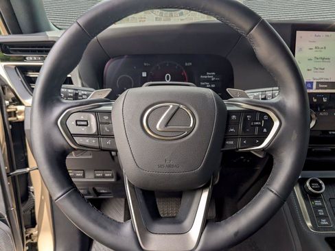 Used 2025 Lexus GX 550 w/ Accessory Package (CT) AWD/4WD image 9
