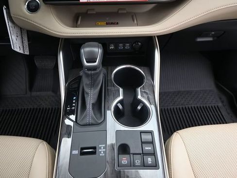 Used 2025 Toyota Highlander Limited FWD image 7