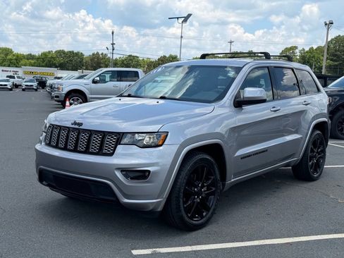 Used 2018 Jeep Grand Cherokee Altitude RWD image 9