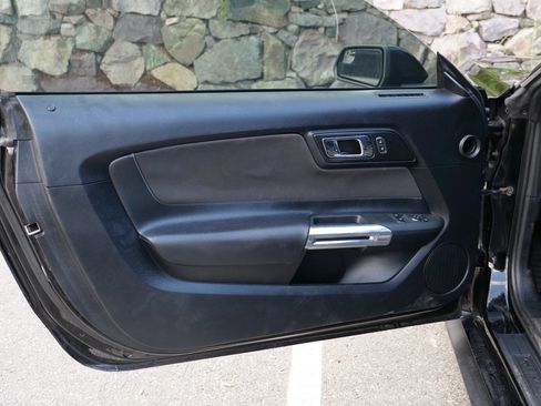Used 2017 Ford Mustang Coupe RWD image 27