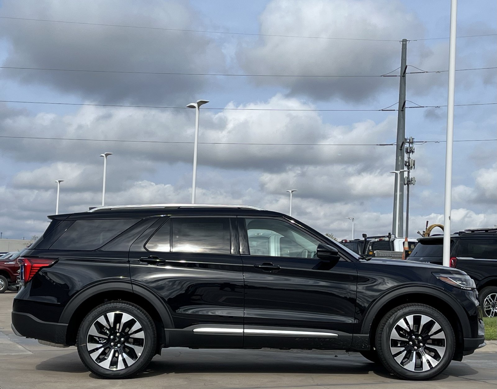 New 2026 Ford Explorer Platinum w/ LUX Leather Package AWD/4WD image 3