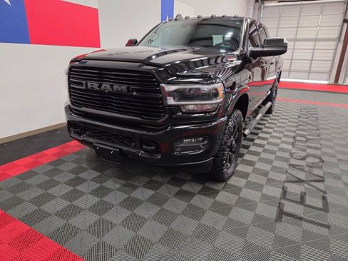 Used 2019 RAM 2500 Laramie w/ Black Appearance Package AWD/4WD image 3