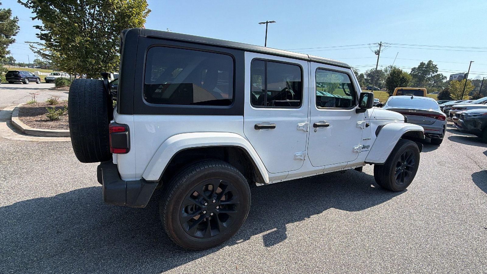 Used 2023 Jeep Wrangler Unlimited Sahara AWD/4WD image 8