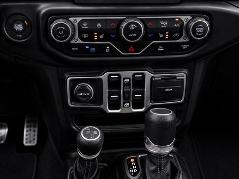 Used 2023 Jeep Wrangler Unlimited w/ Cold Weather Group AWD/4WD image 23