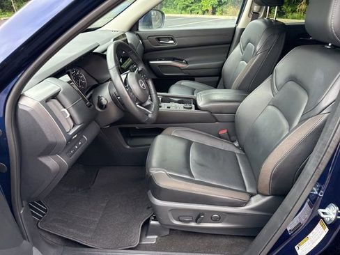 Used 2024 Nissan Pathfinder SL image 12