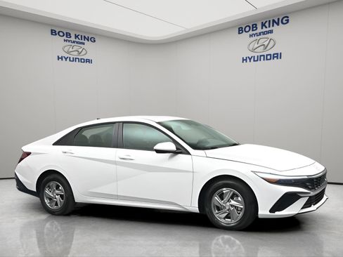 New 2026 Hyundai Elantra SE FWD image 2