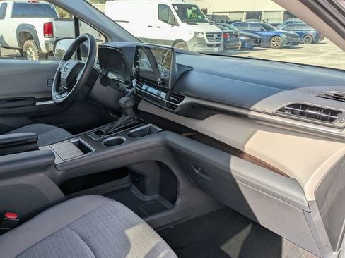 Used 2024 Toyota Sienna LE image 33