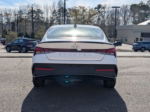 Used 2025 Hyundai Elantra Sport image 8