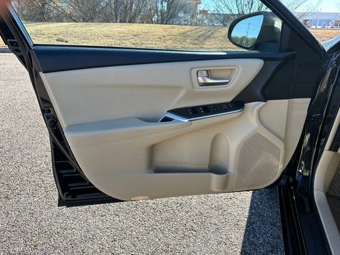 Used 2017 Toyota Camry SE image 10