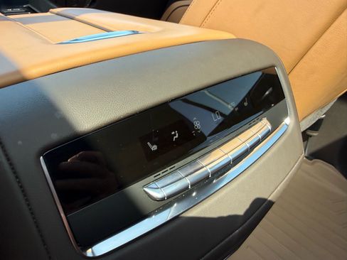 Used 2023 Cadillac Escalade Premium Luxury AWD/4WD image 16