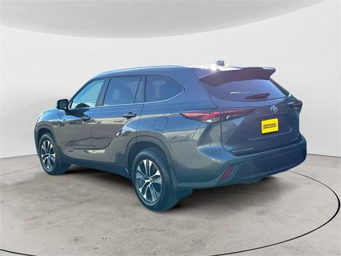 Used 2025 Toyota Highlander XLE image 3