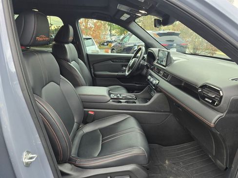 Used 2023 Honda Pilot TrailSport image 12