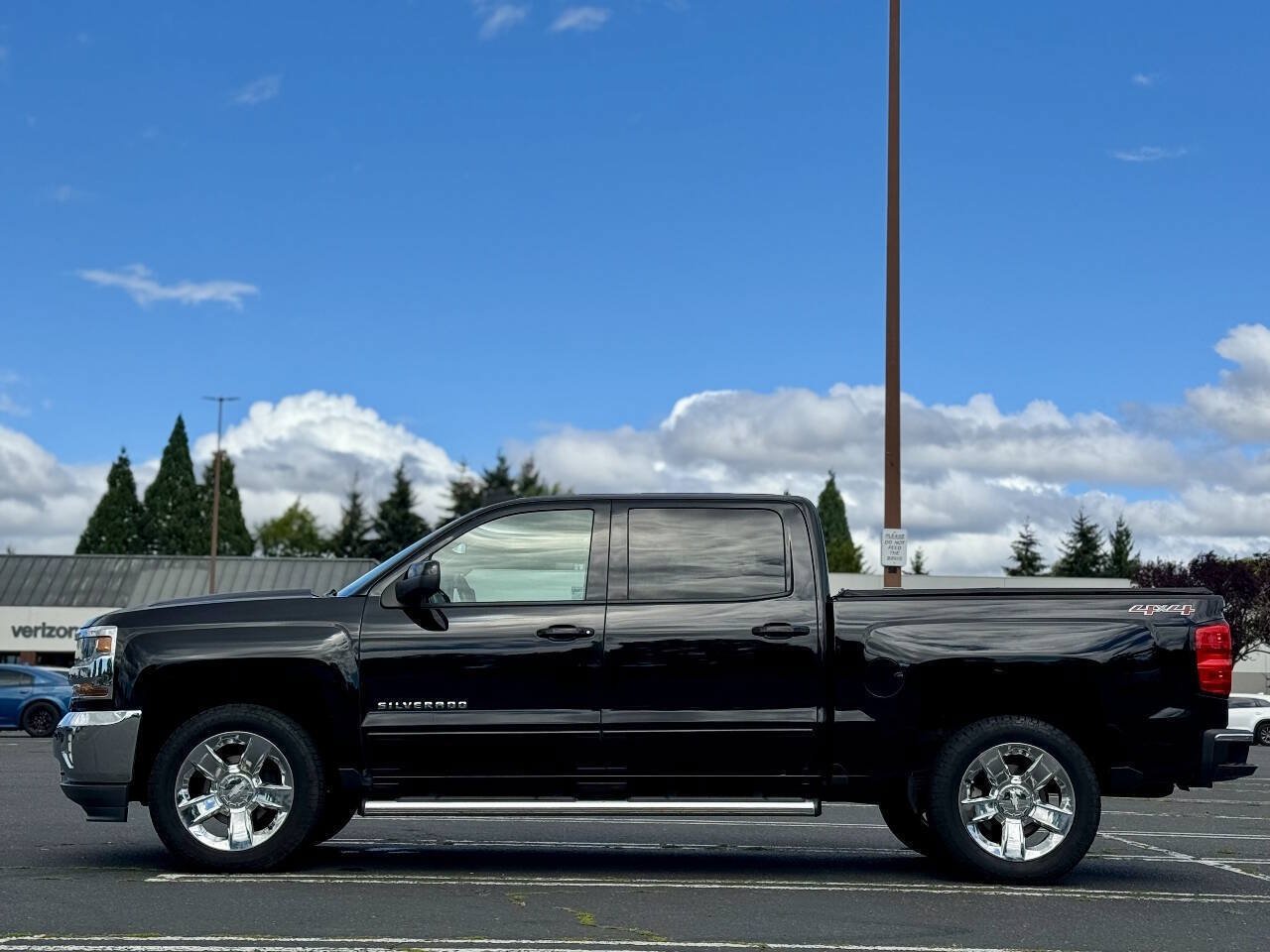 Used 2017 Chevrolet Silverado 1500 LT w/ LT Eassist Package AWD/4WD image 7