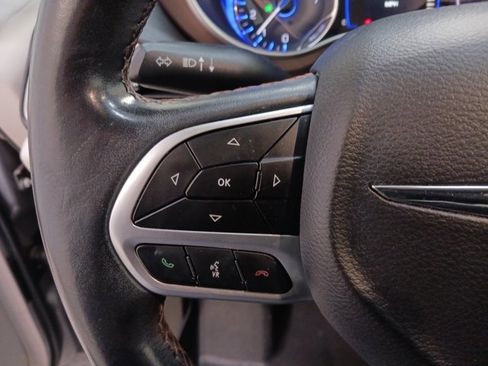 Used 2018 Chrysler Pacifica Touring-L image 16