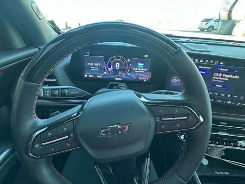 Used 2024 Chevrolet Traverse RS image 8