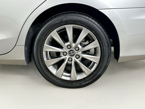 Used 2015 Toyota Camry XLE w/ Moonroof Package image 11