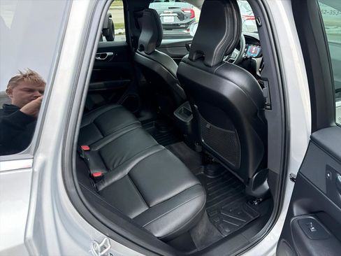 Used 2022 Volvo XC60 B5 Momentum w/ Climate Package image 22