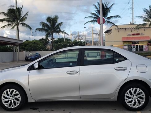 Used 2018 Toyota Corolla LE image 2