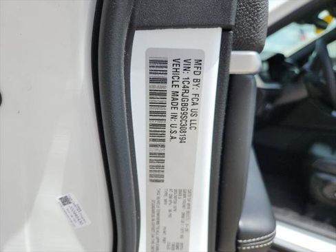 Certified 2025 Jeep Grand Cherokee Limited w/ Black Appearance Package image 37