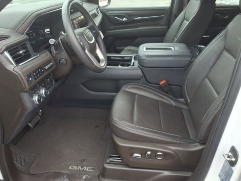 Used 2024 GMC Yukon XL Denali w/ Advanced Technology Package image 11
