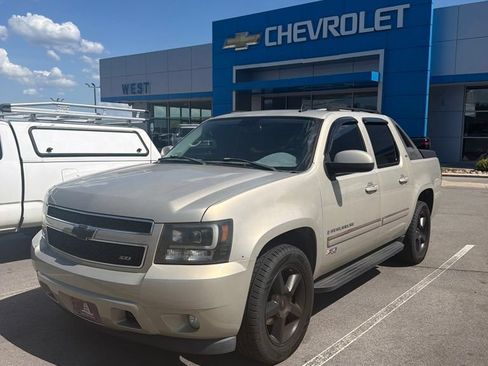 Used 2007 Chevrolet Avalanche LTZ w/ LTZ Preferred Equipment Group AWD/4WD image 2
