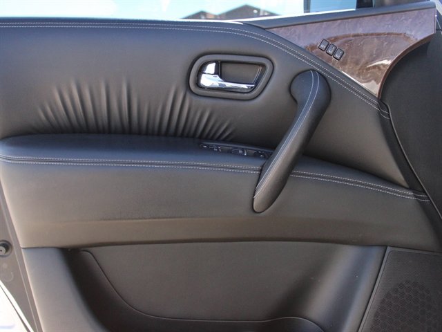 Used 2017 INFINITI QX80 4WD w/ Driver Assistance Package image 11