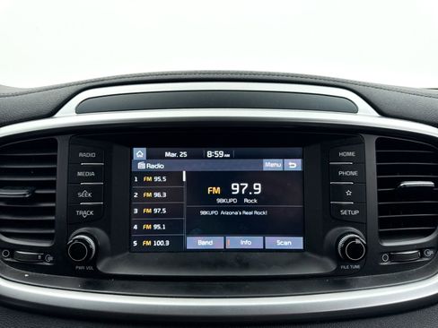 Used 2019 Kia Sorento LX image 5