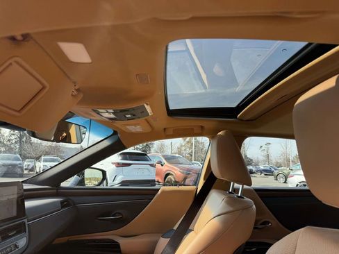Used 2024 Lexus ES 250 w/ Premium Package image 19
