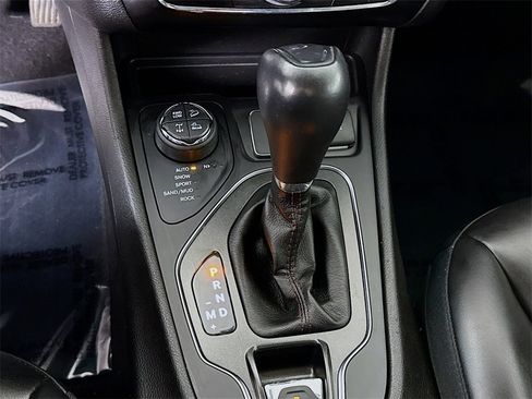 Used 2019 Jeep Cherokee Trailhawk image 8