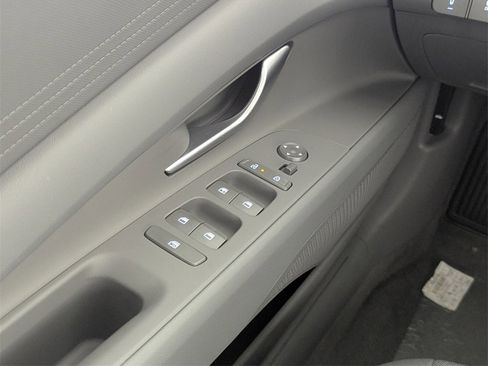 New 2025 Hyundai Elantra SE image 16