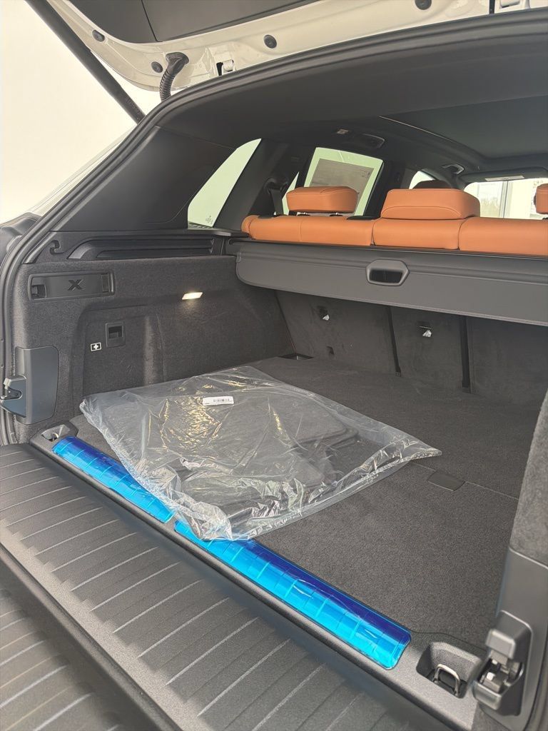 New 2026 BMW X5 xDrive50e w/ Premium Package AWD/4WD image 11