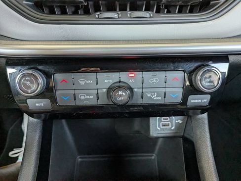 Used 2025 Jeep Compass Limited AWD/4WD image 3